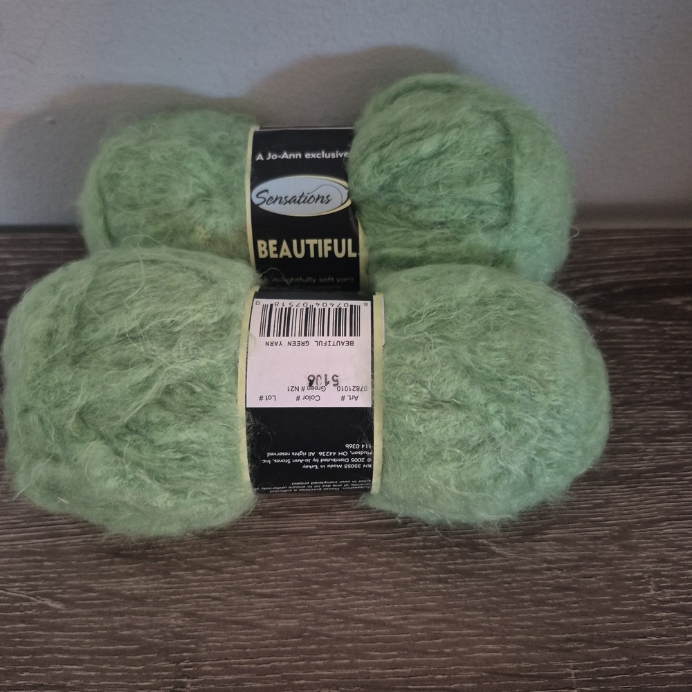 Lot Of 2 Sensations Beautiful Green Yarn Skiens Lot 5106